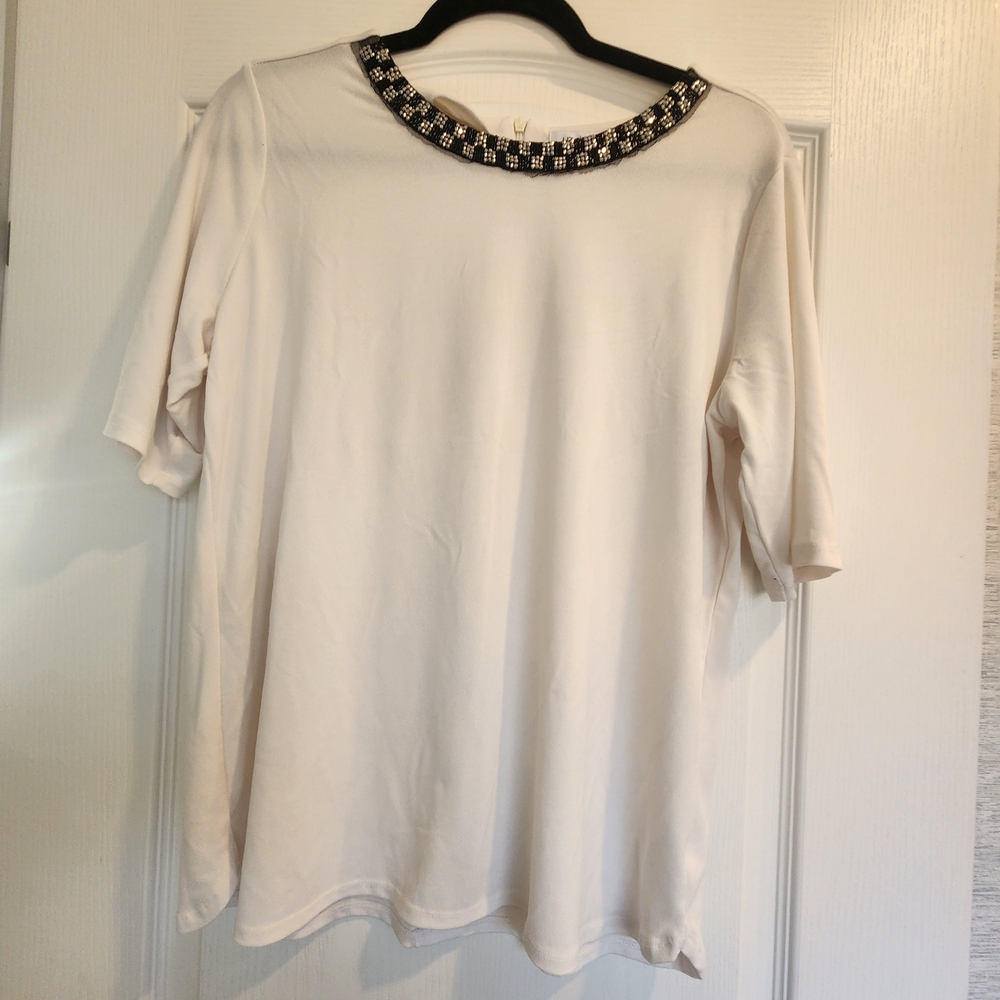 Liz Claiborne Short Sleeve Top with Embellished Neckline Size L Euc